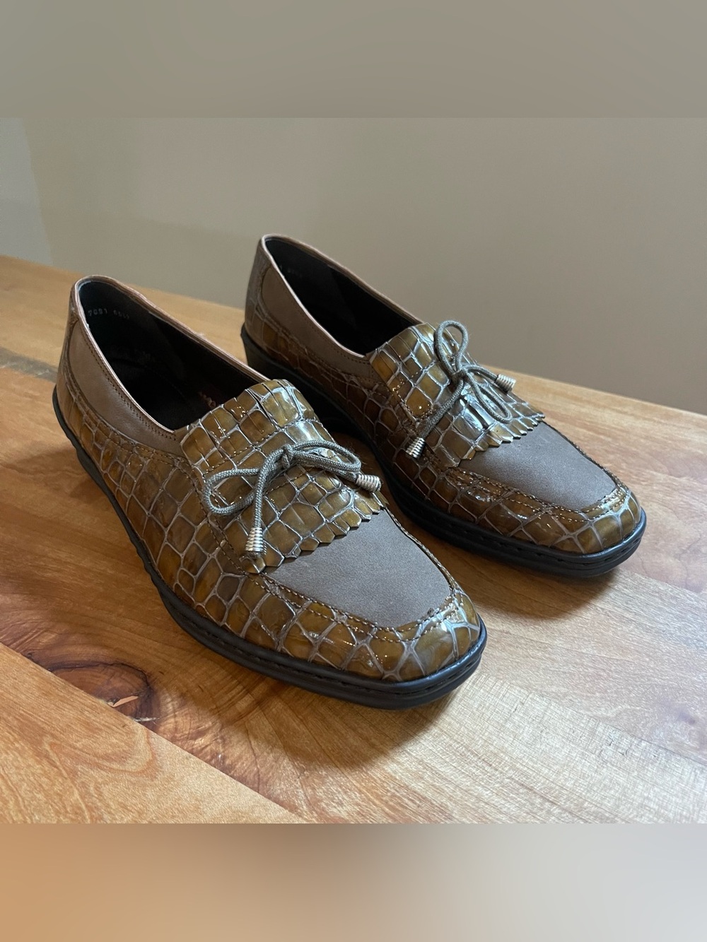 NWOB Ara " Rachel " Embossed Leather Tassel Loafer Patent Croc Comfort Green 8